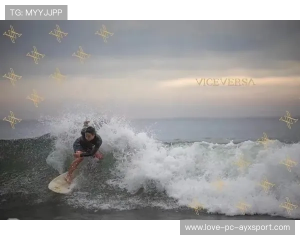 冲浪相机掉水却拍到完美浪形，选手靠回放自学