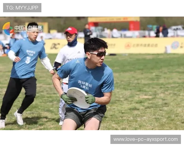 飞盘比赛选手被飞盘砸中仍稳接下一球