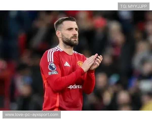 曼联左路持续持球压制,卢克肖传递极具穿透力 曼联左路持续持球压制,卢克肖传递极具穿透力