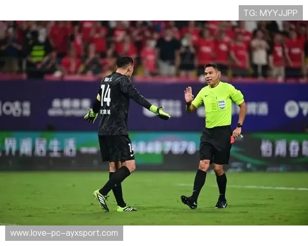 双红牌冲突后赛场气氛紧张，裁判尺度成为焦点