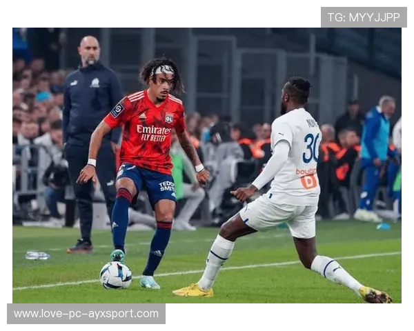 法甲巴黎后场积极推进，前锋接球立刻形成威胁